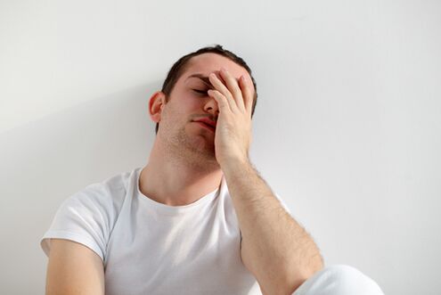 muž je naštvaný na svůj malý penis, jak ho zvětšit sodou