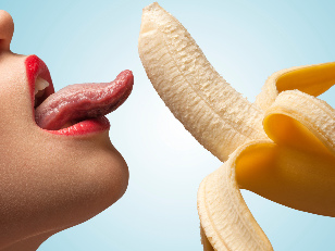 Dívka olizuje banán