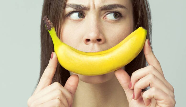 dívka s banánem napodobuje zvětšení penisu masáží